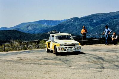 Jean Ragnotti - Jean-Marc Andrié
27º Tour de Corse - Rallye de France 1983. Renault 5 Turbo Tour de Corse (1465 XD 91) Abandonó al chocar con una vaca en SS15 Chiatra - Ponte Nuovo de 64.80 km.

Del 5 al 7 de Mayo, Ajaccio, Córcega, Francia.
Superficie: asfalto.

El Rally tenia un total de 1715.10 km de los que 1066.10 km divididos en 32 tramos eran especiales.

Tomaron la salida 178 equipos, finalizaron 57.@
Palabras clave: ;Renault;Turbo;Corcega;1983;Grupo_B;Corse