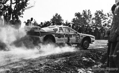 Attilio Bettega - Maurizio Perissinot
25º Rallye Sanremo 1983. Lancia Rally 037 (TO Y67910). Clasificado 3º.
Martini Racing

Del 2 al 7 de Octubre, Sanremo, Liguria, Imperia, Italia.
Superficie: Asfalto - tierra

El Rally tenia un total de 2695.00 km de los que 775.89 km divididos en 58 tramos, eran especiales.

Se inscribieron 97 equipos, tomaron la salida 97, finalizaron 36.

© Andrea Securo
@
Palabras clave: Lancia;Rally;Grupo_B;Sanremo;1983