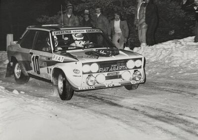 Walter Röhrl - Christian Geistdörfer
48º Rallye Automobile de Monte-Carlo 1980. Fiat 131 Abarth (TO T92359). Clasificado 1º.

Del 19 al 25 de Enero, Monte-Carlo.
Superficie: asfalto - nieve.

El Rally tenia un total de 3063.30 km de los que 695.30 km divididos en 33 tramos eran especiales, (4 de ellas fueron canceladas SS17 Pont du Fosse - Romette de 21 Km, SS20 Col du Corobin de 15 Km, SS32 Pont des Miolans - St Auban 2 de 24 Km y SS33 Roquesteron - Boyon 3 de 18 Km).

Se inscribieron 255 equipos, tomaron la salida 237, finalizaron 88.@
Palabras clave: Walter_Röhrl;Fiat;Abarth;Montecarlo;1980