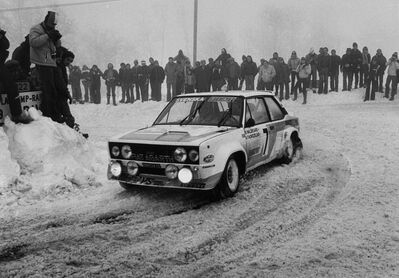 Björn Waldegard - Hans Thorszelius
48º Rallye Automobile de Monte-Carlo 1980. Fiat 131 Abarth (TO R88538). Clasificado 3º.
Fiat Italia

Del 19 al 25 de Enero, Monte-Carlo.
Superficie: asfalto - nieve.

El Rally tenia un total de 3063.30 km de los que 695.30 km divididos en 33 tramos eran especiales, (4 de ellas fueron canceladas SS17 Pont du Fosse - Romette de 21 Km, SS20 Col du Corobin de 15 Km, SS32 Pont des Miolans - St Auban 2 de 24 Km y SS33 Roquesteron - Boyon 3 de 18 Km).

Se inscribieron 255 equipos, tomaron la salida 237, finalizaron 88.@
Palabras clave: Hans_Thorszelius;Fiat;Abarth;Montecarlo;1980;Nieve