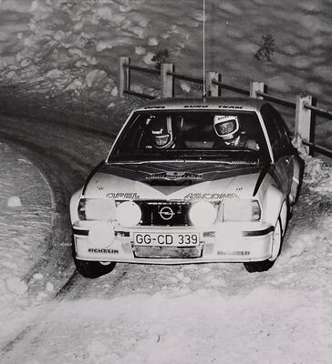 Anders Kulläng - Bruno Berglund
48º Rallye Automobile de Monte-Carlo 1980. Opel Ascona 400 (GG-CD 339). Clasificado 4º.

Del 19 al 25 de Enero, Monte-Carlo.
Superficie: asfalto - nieve.

El Rally tenia un total de 3063.30 km de los que 695.30 km divididos en 33 tramos eran especiales, (4 de ellas fueron canceladas SS17 Pont du Fosse - Romette de 21 Km, SS20 Col du Corobin de 15 Km, SS32 Pont des Miolans - St Auban 2 de 24 Km y SS33 Roquesteron - Boyon 3 de 18 Km).

Se inscribieron 255 equipos, tomaron la salida 237, finalizaron 88.@
Palabras clave: ;Opel;Ascona;Montecarlo;1980