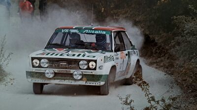Markku Alén - Ilkka Kivimäki
21º Rally de Sanremo 1979. Fiat 131 Abarth (TO R92453). Clasificado 6º.

Del 1 al 7 de Octubre, Sanremo, Imperia, Liguria, Italia.
Superficie: asfalto - tierra.

El Rally tenia un total de 3353 km de los que 1078 km divididos en 74 tramos eran especiales, (8 de ellas fueron canceladas).

Se inscribieron 72 equipos, tomaron la salida 67, finalizaron 26.@
Palabras clave: Markku_Alen;Fiat;Abarth;Sanremo;1979