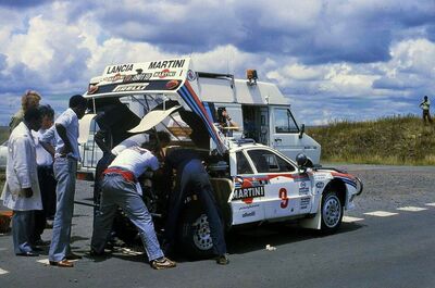 Asistencia del Equipo Martini Racing en el 33º Marlboro Rally Safari 1985
En el 9# Lancia Rally 037 (TO 09011D) de Markku Alén - Ilkka Kivimaki, abandonó por motor en CH15.

Del 4 al 8 de Abril, Nairobi, Kenya, África.
Superficie: tierra.

El Rally tenia un total de 5167.6 km con 88 controles horarios.

Tomaron la salida 71 equipos, finalizaron 20.@
Palabras clave: Markku_Alen;Lancia;Rally;Safari;Asistencias;1985