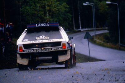 Karl-Erik (Kalle) Grundel - Benny Melander
36º Rally 1000 Lagos 1986. Lancia Delta S4. Clasificado 6º.

Del 5 al 7 de Septiembre, Jyväskylä, Finlandia.
Superficie: tierra.

El Rally tenia un total de 1344.89 km de los que 389.97 km divididos en 48 tramos eran especiales, (una de ellas fue cancelada SS8 Savo de 8.11 Km).

Se inscribieron 169 equipos, tomaron la salida 164, finalizaron 81.@
Palabras clave: Kalle_Grundel;Lancia;Delta;S4;Grupo_B;Finlandia;1986