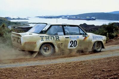 Pavlos Moschoutis - Stamatis Vellis (Silef)
29º Rally Acrópolis 1982. Fiat 131 Abarth (ELPA 23). Clasificado 7º.

Del 31 de Mayo al 3 de Junio, Atenas, Grecia.
Superficie: tierra.

El Rally tení­a un total de 2603.00 km de los que 1004.58 km divididos en 57 tramos eran especiales (dos de ellos fueron cancelados SS10 Moschokaria 1 de 10.00 km y SS38 Killini de 27 Km).

Tomaron la salida 136 equipos, finalizaron 32.@
Palabras clave: Fiat;Abarth;Acropolis;Grecia;1982