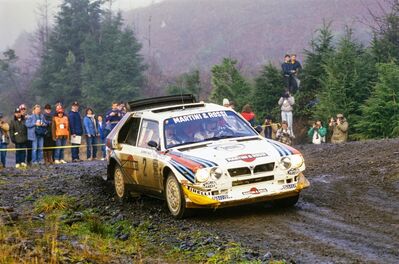 Markku Alén - Ilkka Kivimaki
21º Toyota Olympus Rally 1986. Lancia Delta S4 (TO 33874F). Clasificado 1º.

Esta victoria lo proclamó Campeón del Mundo a Markku Alén.

El éxito en la reclamación del Equipo Peugeot en Diciembre por la exclusión en el 28º Rally Sanremo, produjo que todos los puntos del Rally para el Campeonato se anulasen.
Eso significó que Sanremo de 1986 no pudo considerarse una prueba de WRC y por eso Markku Alén fue Campeón del Mundo durante tan solo 10 dí­as.

Última aparición Oficial de los coches Grupo B en una prueba válida para el Mundial de Rallys.

Como anécdota y prueba de como eran esos pilotos en esa época, en uno de los tramos Alén cometí­a un error garrafal al querer entrar sin darse cuenta en sentido contrario a un control horario. Kankkunen, todo un deportista y señor, (proclamado Campeón del Mundo ese año 1986 después de la reclamación de Peugeot), le avisó del error que estaba cometiendo, pudiendo Alén rectificar la trayectoria antes de que le significara una sanción.

Caballeros y amigos ante todo es lo que eran esos pilotos en esa época !!.

Y una segunda anécdota.
Este rallye pudo decidir el Campeonato de España de aquel año que ya había finalizado unas semanas antes.

En aquella época se daban puntos por participar en pruebas internacionales y Renault España barajó la posibilidad de inscribir a Sainz en el Olympus con el Tour de Corse (el Maxi correría en la misma clase que los Gr.B oficiales por lo que difícilmente puntuaría).

Ante esa amenaza, Lancia puso a disposición de Serviá un Delta para el mismo Rally... Ahí acabó la historia.

De 4 al 7 de Diciembre, Tacoma - Tumwater, Washington, Estados Unidos.
Superficie: tierra.

El Rally tenía un total de 540.65 km cronometrados divididos en 40 tramos especiales (uno de ellos fue cancelado SS6 Taylor Towne de 14.76 km).

Tomaron la salida 50 equipos, finalizaron 25.
@
Palabras clave: Markku_Alen;Lancia;Delta;S4;Olympus;Grupo_B;1986