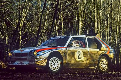 Markku Alén - Ilkka Kivimaki
21º Toyota Olympus Rally 1986. Lancia Delta S4 (TO 33874F). Clasificado 1º.

Esta victoria lo proclamó Campeón del Mundo a Markku Alén.

El éxito en la reclamación del Equipo Peugeot en Diciembre por la exclusión en el 28º Rally Sanremo, produjo que todos los puntos del Rally para el Campeonato se anulasen.
Eso significó que Sanremo de 1986 no pudo considerarse una prueba de WRC y por eso Markku Alén fue Campeón del Mundo durante tan solo 10 dí­as.

Última aparición Oficial de los coches Grupo B en una prueba válida para el Mundial de Rallys.

Como anécdota y prueba de como eran esos pilotos en esa época, en uno de los tramos Alén cometí­a un error garrafal al querer entrar sin darse cuenta en sentido contrario a un control horario. Kankkunen, todo un deportista y señor, (proclamado Campeón del Mundo ese año 1986 después de la reclamación de Peugeot), le avisó del error que estaba cometiendo, pudiendo Alén rectificar la trayectoria antes de que le significara una sanción.

Caballeros y amigos ante todo es lo que eran esos pilotos en esa época !!.

Y una segunda anécdota.
Este rallye pudo decidir el Campeonato de España de aquel año que ya había finalizado unas semanas antes.

En aquella época se daban puntos por participar en pruebas internacionales y Renault España barajó la posibilidad de inscribir a Sainz en el Olympus con el Tour de Corse (el Maxi correría en la misma clase que los Gr.B oficiales por lo que difícilmente puntuaría).

Ante esa amenaza, Lancia puso a disposición de Serviá un Delta para el mismo Rally... Ahí acabó la historia.

De 4 al 7 de Diciembre, Tacoma - Tumwater, Washington, Estados Unidos.
Superficie: tierra.

El Rally tenía un total de 540.65 km cronometrados divididos en 40 tramos especiales (uno de ellos fue cancelado SS6 Taylor Towne de 14.76 km).

Tomaron la salida 50 equipos, finalizaron 25.
@
Palabras clave: Markku_Alen;Lancia;Delta;S4;Olympus;Grupo_B;1986