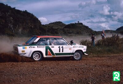 Walter Röhrl - Christian Geistdörfer
27º Safari Rally 1979. Fiat 131 Abarth (TO R92448). Clasificado 8º.

Del 12 al 16 de Abril, Nairobi, Kenya, África.
Superficie: tierra.

El Rally tenia un total de 5027.46 km con 82 controles horarios.

Tomaron la salida 66 equipos, finalizaron 21.@
Palabras clave: Walter_Röhrl;Fiat;Abarth;Safari;1979
