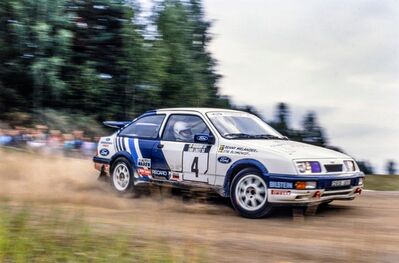 Stig Blomqvist - Benny Melander
38º 1000 Lakes Rally 1988. Ford Sierra RS Cosworth (D935 UOO). Clasificado 5º.

Del 26 al 28 de Agosto, Jyväskylä, Finlandia.
Superficie: tierra.

El Rally tenia un total de 1445.95 km de los que 496.32 km divididos en 39 tramos eran especiales.

Se inscribieron 200 equipos, tomaron la salida 195, finalizaron 84.@
Palabras clave: Stig_Blomqvist;Ford;Sierra;RS;Cosworth;Finlandia;1988