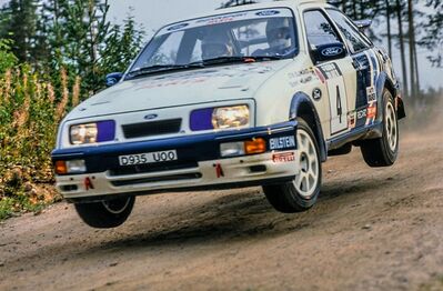 Stig Blomqvist - Benny Melander
38º 1000 Lakes Rally 1988. Ford Sierra RS Cosworth (D935 UOO). Clasificado 5º.

Del 26 al 28 de Agosto, Jyväskylä, Finlandia.
Superficie: tierra.

El Rally tenia un total de 1445.95 km de los que 496.32 km divididos en 39 tramos eran especiales.

Se inscribieron 200 equipos, tomaron la salida 195, finalizaron 84.@
Palabras clave: Stig_Blomqvist;Ford;Sierra;RS;Cosworth;Finlandia;1988