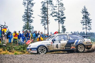 Stig Blomqvist - Benny Melander
38º 1000 Lakes Rally 1988. Ford Sierra RS Cosworth (D935 UOO). Clasificado 5º.

Del 26 al 28 de Agosto, Jyväskylä, Finlandia.
Superficie: tierra.

El Rally tenia un total de 1445.95 km de los que 496.32 km divididos en 39 tramos eran especiales.

Se inscribieron 200 equipos, tomaron la salida 195, finalizaron 84.@
Palabras clave: Stig_Blomqvist;Ford;Sierra;RS;Cosworth;Finlandia;1988