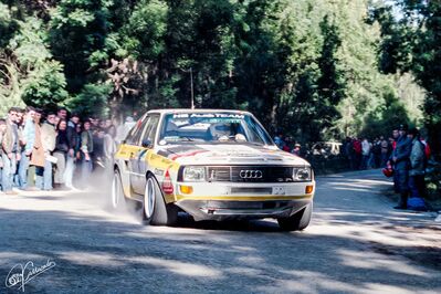 Walter Röhrl - Christian Geistdörfer
19º Rallye de Portugal Vinho do Porto 1985. Audi Sport Quattro S1 (IN-ND 63). Clasificado 3º.
SS Peninha 1

Del 6 al 9 de Marzo, Estoril, Cascais, Lisboa, Portugal.
Superficie: asfalto - tierra.

El Rally tení­a un total de 2455 km de los que 730.50 km divididos en 47 tramos eran especiales.

Tomaron la salida 94 equipos, finalizaron 28.

© Jorge Carracedo
@
Palabras clave: Walter_Röhrl;Audi;Quattro;Sport;Grupo_B;Portugal;1985
