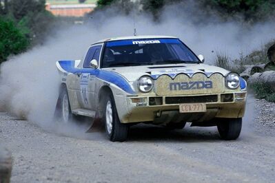 Achim Warmbold - Michèle Espinos-Petit (Biche)
32º Rothmans Acropolis Rally 1985. Mazda RX7 (CCA 771). Clasificado 6º.

Del 27 al 30 de Mayo, Atenas, Grecia.
Superficie: tierra.

El Rally tenía un total de 2295.94 km de los que 807.67 km divididos en 47 tramos eran especiales.

Tomaron la salida 110 equipos, finalizaron 45.@
Palabras clave: ;Michèle_Espinosi-Petit;Grecia;Grupo_B;Mazda;RX7;1985;Acropolis