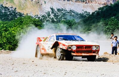 Mauro Pregliasco - Daniele Cianci
32º Rothmans Acropolis Rally 1985. Lancia Rally 037 (TO W67775). Abandonó por accidente en SS37 Kilini de 27.27 km.

Del 27 al 30 de Mayo, Atenas, Grecia.
Superficie: tierra.

El Rally tenía un total de 2295.94 km de los que 807.67 km divididos en 47 tramos eran especiales.

Tomaron la salida 110 equipos, finalizaron 45.@
Palabras clave: Mauro_Pregliasco;Lancia;Rally;Grupo_B;Acropolis;Grecia;1985