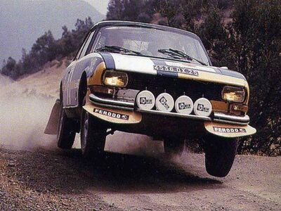 Hannu Mikkola - Jean Todt
19º Rally du Maroc 1976. Peugeot 504 Coupé V6 (4536 QX 25). Abandonó por el eje de transmisión (cardán) en SS7 Tizi N'Test de 87.00 km.

Del 22 al 27 de Junio, Rabat - Agadir - Casablanca.
Superficie: asfalto - tierra.

La prueba constaba de un total de 1606.00 km cronometrados divididos en 3 etapas y 9 tramos cronometrados.

1ª etapa
SS1 Khatouat de 93.00 km

2ª etapa
SS2 Oulmes de 86.00 km
SS3 Midelt de 62.00 km
SS4 Chikker de 76.00 km.
SS5 Missour de 154 km
SS Rich de 130 km.

3ª Etapa
SS7 Tizi N'Test de 87 km.
SS8 Transmarocaine de 788 km.
SS9 Rich 2 de 130 km.

Tomaron la salida 102 equipos, finalizaron 19.
@
Palabras clave: ;Jean_Todt;Marruecos;Peugeot;1976