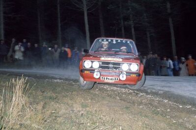 Roger Albert Clark - Tony Mason
24º Lombard RAC Rally 1975. Ford Escort RS 1800 MKII (LAR 800P). Clasificado 2º.

Del 22 al 26 de Noviembre, York, Yorkshire, Inglaterra.
Superficie: tierra.

El Rally tenia 72 tramos especiales (2 de ellos fueron cancelados, SS7 Wykeham y SS25 Chargot Wood).

Se inscribieron 250 equipos, tomaron la salida 236, finalizaron 104.@
Palabras clave: ;Ford;Escort;MKII;RS;Gran_Bretaña;1975;Lombard_RAC_Rally;MKII