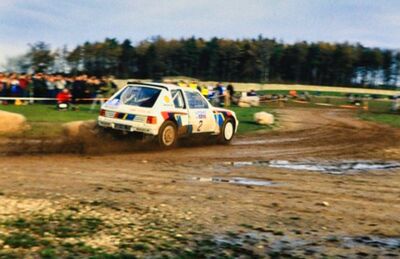 Ari Vatanen - Terry Harryman
33º Lombard RAC Rally 1984. Peugeot 205 T16, (128 FBL 75). Clasificado 1º.

Del 25 al 29 de Noviembre, Chester, Cheshire, Inglaterra, Reino Unido.
Superficie: tierra.

El Rally tenia un total de 3232.00 km de los que 868.54 km divididos en 56 tramos eran especiales.

Se inscribieron 124 equipos, tomaron la salida 119, finalizaron 52.@
Palabras clave: ;Terry_Harryman;Peugeot;Grupo_B;1984;Inglaterra