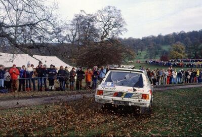 Ari Vatanen - Terry Harryman
33º Lombard RAC Rally 1984. Peugeot 205 T16 (128 FBL 75). Clasificado 1º.

Del 25 al 29 de Noviembre, Chester, Cheshire, Inglaterra, Reino Unido.
Superficie: tierra.

El Rally tenia un total de 3232.00 km de los que 868.54 km divididos en 56 tramos eran especiales.

Se inscribieron 124 equipos, tomaron la salida 119, finalizaron 52.@
Palabras clave: ;Terry_Harryman;Peugeot;Grupo_B;1984;Inglaterra