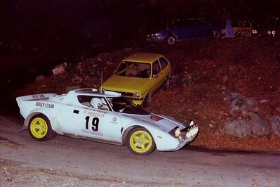 Antonio (Tony) Carello - Maurizio Perissinot
21º Tour de Corse 1977. Lancia Stratos HF (TO L64137). Clasificado 4º.

Del 5 al 6 de Noviembre, Ajaccio, Córcega; Francia.
Superficie: asfalto.

El Rally tenia un total de 1350 km de los que 645.80 km divididos en 13 tramos eran especiales.

1ª ETAPA
SS1 Tavera - Bastelica 17.10 km
SS2 Coti - Chiavari 14.80 km
SS3 Acqua d'Oria - Stiliccione 16.50 km
SS4 Muratello - Orone 21.60 kM
SS5 Quenza - Prunelli 131.30 km
SS6 Kamiesh - Zonza 38.50 km
SS7 Olivese - Bains de Guitera 10.10 km
Total etapal 249.90 km

2ª ETAPA
SS8 Palneca - Ghisoni 34.70 km
SS9 St Antoine - Pont St Laurent 97.60 km
SS10 Ponte Nuovo - Teddia 97.40 km
SS11 Talasani - La Porta 24.90 km
SS12 Casta - Pietra Moneta 17.00 km
SS13 Calvi - Vico 124.30 km

Total etapal 395.90 km
Total evento 645.80 km

Se inscribieron 134 equipos, tomaron la salida 120, finalizaron 32.
@
Palabras clave: Tony_Carello;Lancia;Stratos;Corcega;1977;Corse