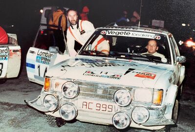 Stig Blomqvist - Björn Cederberg
30º Lombard RAC Rally 1981. Talbot Sunbeam Lotus (LAC 999V). Clasificado 3º.

Del 22 al 24 de Noviembre, Chester, Cheshire, Inglaterra.
Superficie: asfalto - tierra.

El Rally tenia un total de 2720 km de los que 722 km divididos en 65 tramos eran especiales.

Se inscribieron 154 equipos, tomaron la salida 151, finalizaron 54.

© Andrew Perkin
@
Palabras clave: Stig_Blomqvist;Talbot;Lotus;Sunbeam;Gran_Bretaña;RAC_Rally;1981