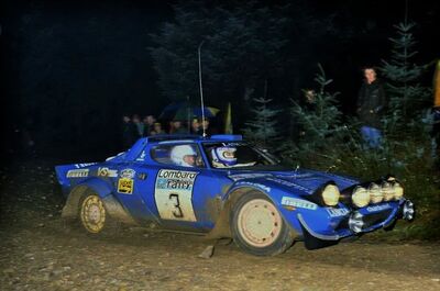 Markku Alén - Ilkka Kivimäki
30º Lombard RAC Rally 1981. Lancia Stratos HF (TO N14329). Abandonó por accidente en SS20 Kershope North.

Última aparición del Lancia Stratos en el Campeonato del Mundo de Rallys.

Del 22 al 24 de Noviembre, Chester, Cheshire, Inglaterra.
Superficie: asfalto - tierra.

El Rally tenia un total de 2720.00 km de los que 722.00 km divididos en 65 tramos eran especiales.

Se inscribieron 154 equipos, tomaron la salida 151, finalizaron 54.@
Palabras clave: Markku_Alen;Lancia;Stratos;Gran_Bretaña;1981;RAC_Rally;Inglaterra