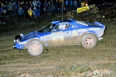Markku Alén - Ilkka Kivimäki
30º Lombard RAC Rally 1981. Lancia Stratos HF (TO N14329). Abandonó por accidente en SS20 Kershope North.

Última aparición del Lancia Stratos en el Campeonato del Mundo de Rallys.

Del 22 al 24 de Noviembre, Chester, Cheshire, Inglaterra.
Superficie: asfalto - tierra.

El Rally tenia un total de 2720.00 km de los que 722.00 km divididos en 65 tramos eran especiales.

Se inscribieron 154 equipos, tomaron la salida 151, finalizaron 54.@
Palabras clave: Markku_Alen;Lancia;Stratos;Gran_Bretaña;1981;RAC_Rally;Inglaterra