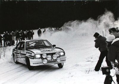 Ari Vatanen - Terry Harryman
33º International Swedish Rally 1983. Opel Ascona 400 (GG-CK 217). Clasificado 6º.

Del 11 al 13 de Febrero, Karlstad,
Superficie: nieve - hielo.

El Rally tenia un total de 1505.00 km de los que 476.10 km divididos en 25 tramos eran especiales (uno de ellas fue cancelada SS12 Radasjon de 6 Km).

Se inscribieron 137 equipos, tomaron la salida 137, finalizaron 67.@
Palabras clave: ;Terry_Harryman;Opel;Ascona;Grupo_B;Suecia;1983;nieve
