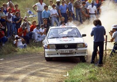 Henri Toivonen - Fred Gallagher
24º Rally de Sanremo 1982. Opel Ascona 400 (GG-CJ 991). Clasificado 5º.

La revista AUTOSPORT opinó de la participación de Henri en esta prueba:
"La sensación del Rally fue Henri Toivonen con su Opel, que hizo una fabulosa exhibición y finalmente terminó 5º."

Del 3 al 9 de Octubre, Sanremo, Imperia, Liguria, Italia.
Superficie: asfalto - tierra.

El Rally tenia un total de 2663 km de los que 735.44 km divididos en 56 tramos eran especiales.

Tomaron la salida 90 equipos, finalizaron 27.
@
Palabras clave: Henri_Toivonen;Opel;Ascona;Sanremo;1982