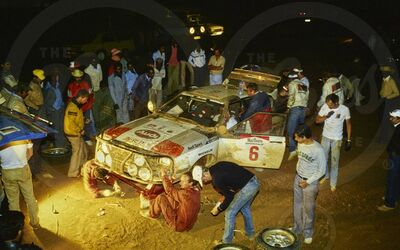 Asistencia del Equipo Audi Sport durante el 31º Marlboro Safari Rally 1983
En el Audi Quattro A1 (IN-YC 17) de Hannu Mikkola - Arne Hertz, clasificado 2º.

Del 30 de Marzo al 4 de Abril, Nairobi, Kenya, África.
Superficie: tierra.

El Rally tenia un total de 5035 km en los que 1620.95 km se encontraban 26 controles horarios.

Tomaron la salida 78 equipos, finalizaron 22.@
Palabras clave: ;Audi;Quattro;Grupo_B;Safari;1983;Asistencias