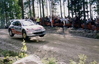 Richard Burns - Robert Reid
52º Neste Rally Finland 2002. Peugeot 206 WRC (938 NVB 75). Clasificado 2º.

Del 8 al 11 de Agosto, Jyväskylä.
Superficie: tierra.

El Rally tenia un total de 1703.32 km de los que 401.68 km divididos en 22 tramos eran especiales.

Tomaron la salida 77 esquipos, finalizaron 30.

© Piotr Malczewski@
Palabras clave: Richard_Burns;Finlandia;Peugeot;2002