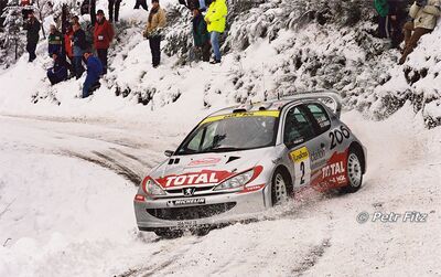 Didier Auriol - Denis Giraudet
69º Rallye Automobile de Monte-Carlo 2001. Peugeot 206 WRC (206 NHV 75). Abandonó por pérdida de rueda después de una salida de pista en SS4 St. Pierre - Entrevaux 2 de 30.34 km.

Del 18 al 21 de Enero, Mónaco.
Superficie: asfalto - nieve.

El Rally tenia un total de 1738.81 km de los que 392.18 km divididos en 15 tramos eran especiales, (una de ellas fue cancelada SS10 Comps 2 de 20.53 Km).

Se inscribieron 60 equipos, tomaron la salida 56, finalizaron 27.

© Petr Fitz
@@
Palabras clave: Peugeot;WRC;Montecarlo;2001;nieve