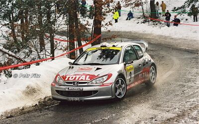 Didier Auriol - Denis Giraudet
69º Rallye Automobile de Monte-Carlo 2001. Peugeot 206 WRC (206 NHV 75). Abandonó por pérdida de rueda después de una salida de pista en SS4 St. Pierre - Entrevaux 2 de 30.34 km.

Del 18 al 21 de Enero, Mónaco.
Superficie: asfalto - nieve.

El Rally tenia un total de 1738.81 km de los que 392.18 km divididos en 15 tramos eran especiales, (una de ellas fue cancelada SS10 Comps 2 de 20.53 Km).

Se inscribieron 60 equipos, tomaron la salida 56, finalizaron 27.

© Petr Fitz
@@
Palabras clave: Peugeot;WRC;Montecarlo;2001;nieve