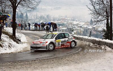 Gilles Panizzi - Hervé Panizzi
69º Rallye Automobile de Monte-Carlo 2001. Peugeot 206 WRC (206 NLL 75). Abandonó por accidente en SS3 BIF. D5/D10 - Roquesteron 2 de 22.89 km.

Del 18 al 21 de Enero, Mónaco.
Superficie: asfalto - nieve.

El Rally tenia un total de 1738.81 km de los que 392.18 km divididos en 15 tramos eran especiales, (una de ellas fue cancelada SS10 Comps 2 de 20.53 Km).

Se inscribieron 60 equipos, tomaron la salida 56, finalizaron 27.

© Petr Fitz
@@
Palabras clave: Peugeot;WRC;Montecarlo;2001;Nieve