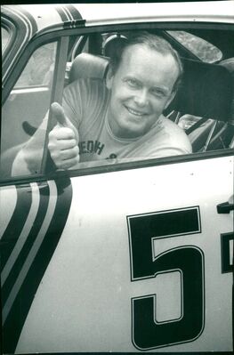 Björn Waldegard
26º Safari Rally 1978. Porsche 911 (S-DE 6394). Clasificado 4º.
Copiloto: Hans Thorszelius
Martini Racing

Del 23 al 27 de Marzo, Nairobi, Kenya, África.
Superficie: tierra.

El Rally tenia un total de 5016 Km con 75 controles horarios.

Tomaron la salida 72 equipos, finalizaron 13.@
Palabras clave: Porsche;Safari;1978;Personajes