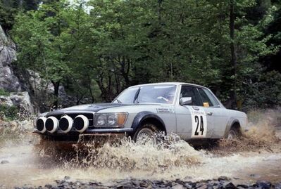 Bror Danielsson - Sölve Andreasson
27º Acropolis Rally 1980. Mercedes-Benz 450 SLC. Abandonó por la direccion del coche en SS50 50 Koniditsa de 6.20 km.

Del 26 al 29 de Mayo, Atenas, Grecia.
Superficie: tierra.

El Rally tenia un total de 2743.86 km de los que 956.16 km divididos en 56 tramos eran especiales (una de ellas fue cancelada SS55 Railway de 9,20 Km).

Se inscribieron 154 equipos, tomaron la salida 148, finalizaron 37.@
Palabras clave: Mercedes_Benz;SLC;Acropolis;Grecia;1980