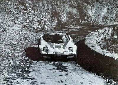 Sandro Munari - Silvio Maiga
20º Tour de Corse 1976. Lancia Stratos HF (TO N41648). Clasificado 1º.

Del 6 al 7 de Noviembre, Ajaccio, Córcega, Francia.
Superficie: asfalto.

El Rally tenia un total de 1340.00 km de los que 630 km divididos en 9 tramos eran especiales.

Kilómetros de cada uno de los 9 tramos:
SS1 - Casta - Pietra Moneta de 17 Km
SS2 - Calvi - Liamone de 145,20 Km
SS3 - Aqua Doria - Stiliccione de 16,50 Km
SS4 - Porto - Vecchio - Prunelli de 166,40 Km
SS5 - Kamiesch - Bavella - Zonza de 28,60 Km
SS6 - Tavera - Bastelica de 17,10 Km
SS7 - Palneca - Francardo de 137,90 Km
SS8 - Morosaglia - Alistro de 76,40 Km
SS9 - Talasani - La Castanaccia - La Porta de 24,90 Km.

Tomaron la salida 88 equipos, finalizaron 11.
@
Palabras clave: Sandro_Munari;Lancia;Stratos;Corcega;1976;Corse