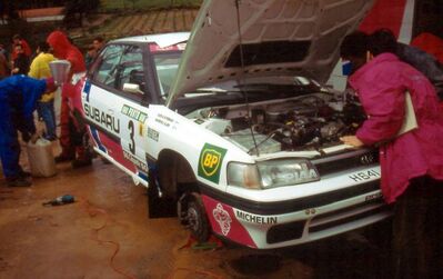 Asistencia del Equipo Subaru Rally Team Europe en el 25º Rallye de Portugal - Vinho do Porto 1991
En el Subaru Legacy RS (H641 JBW) de Markku Alén - Ilkka Kivimäki, clasificado 5º.

Del 5 al 9 de Marzo, Portugal.
Superficie: asfalto - tierra.

El Rally tenia un total de 2041.26 Km de los que 564.20 Km divididos en 38 tramos eran especiales (2 de ellos fueron cancelados SS2 Gradil de 9 Km y SS28 Viseu de 29.90 Km).

Se inscribieron 106 equipos, tomaron la salida 95, finalizaron 28.@
Palabras clave: Markku_Alen;Subaru;Legacy;Portugal;1991;Asistencias