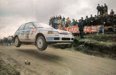 Jesús Puras - José Arrarte
25º Rallye de Portugal - Vinho do Porto 1991. Mazda 323 GTX (JYS 156). Clasificado 7º.

Del 5 al 9 de Marzo, Portugal.
Superficie: asfalto - tierra.

El Rally tenia un total de 2041.26 Km de los que 564.20 Km divididos en 38 tramos eran especiales (2 de ellos fueron cancelados SS2 Gradil de 9 Km y SS28 Viseu de 29.90 Km).

Se inscribieron 106 equipos, tomaron la salida 95, finalizaron 28.@
Palabras clave: Mazda;Portugal;1991