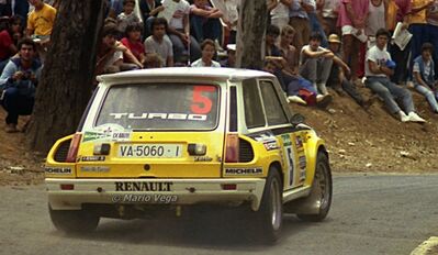 Carlos Sainz Cenamor - Antonio Boto
9º Rallye El Corte Ingles 1985. Renault 5 Turbo (VA-5060-I). Clasificado 1º.

Del 14 al 16 de Junio, Las Palmas, Islas Canarias, España.
Superficie: asfalto.

El Rally tení­a un total de 684.55 km, de los que 291 Km divididos en 19 tramos eran especiales.

Se inscribieron 91 equipos, salieron 79, finalizaron 44.

© Mario Vega
@
Palabras clave: ;Renault;Turbo;Corte_Ingles;Islas_Canarias;Grupo_B;1985