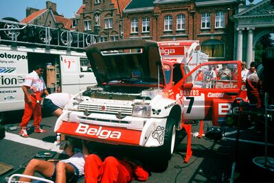Asistencia del Equipo Austin Rallying durante el 22º Ypres 24 Horas Rally 1986
En el MG Metro 6R4 (C730 HOF) de Marc Duez - Willy Lux, clasificado 3º.

Del 27 al 29 de Junio, Ypres, Bélgica.
Superficie: asfalto.

El Rally estaba dividido en 2 etapas y 411.41 km cronometrados divididos en 37 tramos especiales.

Tomaron la salida 155 equipos, finalizaron 70.@
Palabras clave: ;MG,Metro;Ypres;1986;Grupo_B;Asistencias