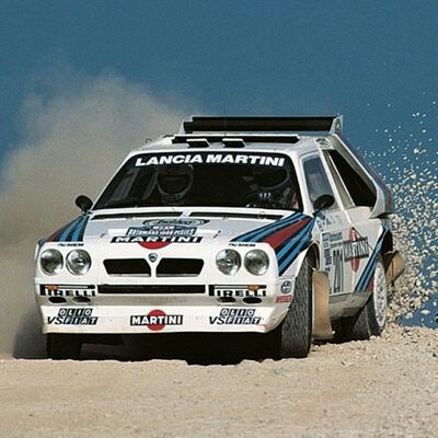 DEBUT DEL GRAN LANCIA DELTA S4
Inscrito como prototipo y participando como Course car
Lancia Martini
Placa: PROVA TO 2664

Markku Alén - Ilkka Kivimaki
10º Rallye des 1000 Pistes 1985

Del 6 al 7 de Julio, Canjuers, Francia.
Superficie: tierra con 265.30 km cronometrados divididos en 13 tramos especiales.

Éste Rally se celebraba en Camp militaire de Canjuers, Var.
Situado al sureste de Francia, en un terreno de 35.000 hectáreas.
Muchos equipos hací­an debutar sus nuevos modelos antes de competir en el Campeonato Mundial y/o Europeo de Rallyes.

Se podría decir que era un excelente banco de pruebas, donde miraban de conseguir mas fialbilidad y/o evolucionar los coches.

Tomaron la salida 111 equipos, finalizaron 37.
@
Palabras clave: Lancia;Delta;Grupo_B;Francia;1985;Canjuers;Debut