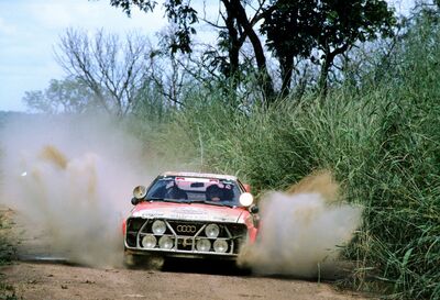 Michèle Mouton - Fabrizia Pons
14º Marlboro Rallye Côte d'Ivoire 1982. Audi Quattro (IN-NU 40). Abandonó por accidente antes de llegar al CH46.

Era la penúltima prueba del Campeonato y Michèle Mouton estaba en plena lucha con Walter Röhrl (Opel Ascona 400) para coronarse Campeona del Mundo de Rallyes... pero no pudo ser... no pudo ser...

Michele poco antes de empezar la prueba tuvo una triste noticia a través de una llamada de su madre informandole que su padre había fallecido.

Michele en primer momento no quiso ni tomar la salida de la prueba y volar inmediatamente para estar junto a su madre, pero su madre le dijo que no lo hiciera, que su padre hubiera querido que tomara la salida y compitiera.

Michele le hizo caso a su madre... pero... ni su cabeza ni su ánimo eran los mas adecuados para estar centrada al 100% en la carrera.

Del 27 de Octubre al 1 de Noviembre, Abidjan, Costa d'Ivori, África.
Superficie: tierra.

El Rally tenia un total de 4.995 con 54 controles horarios.

Tomaron la salida 56 equipos, finalizaron 6.
@
Palabras clave: Michele_Mouton;Audi;Quattro;Cote_Ivory;Costa_Marfil;Africa;1982;Womens;Mujeres;Grupo_B