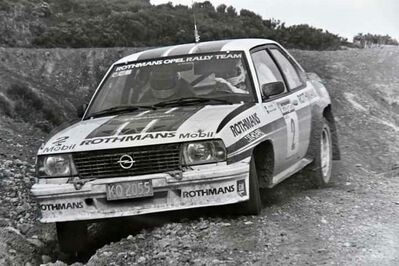 Walter Röhrl - Christian Geistdörfer
12º Motogard Rally de Nueva Zelanda 1982. Opel Ascona 400 (KQ2045). Clasificado 3º.
Rothmans Opel Rally Team

Del 26 al 29 de Junio, Auckland, Wellington.
Superficie: tierra.

El Rally tenia un total de 2216.00 km de los que 1014.26 km divididos en 38 tramos eran especiales.

Tomaron la salida 66 equipos, finalizaron 31.@
Palabras clave: Walter_Röhrl;Opel;Ascona;Nueva_Zelanda;1982;New_Zealand