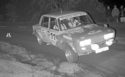 Eleuterio (Teri) Serra - Jaume Vizern
24º Rally Costa Brava 1976. Seat 1430 / 1800 (GE-9020-B). Clasificado 5º.

Del 13 al 15 de Febrero, Lloret de Mar, Girona, Catalunya, España.
Organización: Peña Motorista Diez por Hora.
Superficie: asfalto -tierra.

El Rally tenía un total de 1064.00 km de los que 272.80 km eran tramos cronometrados.

Tomaron salida 90 equipos, finalizaron 23.

© José Luis Cortijos
@
Palabras clave: Seat;Seat;Costa_Brava;1976;España;Spain