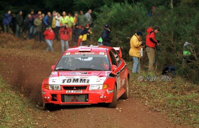 Tommi Mäkinen - Risto Mannisenmäki
55º Network Q Rally de Gran Bretaña 1999. Mitsubishi Lancer Evo VI (S3 TMR). Abandonó por motor SS20 Resolfen de 46.45 km.

Del 21 al 23 de Noviembre, Cheltenham.
Superficie: tierra - asfalto.

El Rally tení­a un total de 1815.48 km de los que 389.39 km divididos en 22 tramos eran especiales.

Se inscribieron 186 equipos, tomaron la salida 160, finalizaron 89.

© Petr Fitz
@@
Palabras clave: ;Mitsubishi;Lancer;Gran_Bretaña;1999;WRC