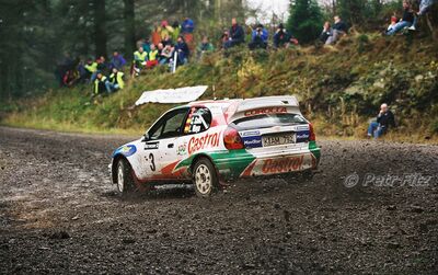 Carlos Sainz - Luis Moya
55º Network Q Rally de Gran Bretaña 1999. Toyota Corolla WRC (K-AM 792). Abandonó por la suspensión del coche en SS21 Rheola 2 de 31.47 km.

Del 21 al 23 de Noviembre, Cheltenham.
Superficie: tierra - asfalto.

El Rally tení­a un total de 1815.48 km de los que 389.39 km divididos en 22 tramos eran especiales.

Se inscribieron 186 equipos, tomaron la salida 160, finalizaron 89.

© Petr Fitz
@@
Palabras clave: ;Toyota;Corolla;WRC;Gran_Bretaña;1999