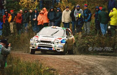 Carlos Sainz - Luis Moya
55º Network Q Rally de Gran Bretaña 1999. Toyota Corolla WRC (K-AM 792). Abandonó por la suspensión del coche en SS21 Rheola 2 de 31.47 km.

Del 21 al 23 de Noviembre, Cheltenham.
Superficie: tierra - asfalto.

El Rally tení­a un total de 1815.48 km de los que 389.39 km divididos en 22 tramos eran especiales.

Se inscribieron 186 equipos, tomaron la salida 160, finalizaron 89.

© Petr Fitz
@@
Palabras clave: ;Toyota;Corolla;WRC;Gran_Bretaña;1999