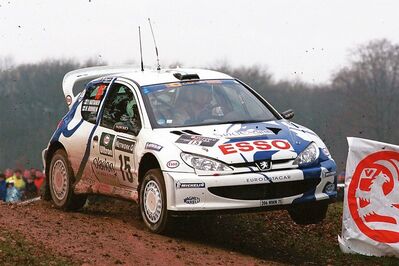 Marcus Grönholm - Timo Rautiainen
55º Network Q Rally de Gran Bretaña 1999. Peugeot 206 WRC (206 MWN 75). Abandonó por accidente en SS19 Rheola 1 de 31.47 km.

Del 21 AL 23 de Noviembre, Cheltenham.
Superficie: tierra - asfalto.

El Rally tení­a un total de 1815.48 km de los que 389.39 km divididos en 22 tramos eran especiales.

Se inscribieron 186 equipos, tomaron la salida 160, finalizaron 89.@
Palabras clave: ;Peugeot;WRC;Gran_Bretaña;1999