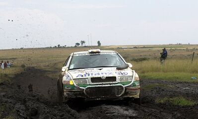 Bruno Thiry - Stéphane Prévot
49º Safari Rally Kenya 2001. Skoda Octavia WRC Evo2. Abandonó por accidente en TC13 Maili Tisa 2 de 71.83 km.

Del 19 al 22 de Julio.
Superficie: tierra.

El Rally se dividia en 3 etapas y un total de 2908.51 km de los que 1129.76 km divididos en 13 tramos eran especiales (uno de ellos fue cancelado TC11 Kajiado 2
de 49.95 km).

Se inscribieron 43 equipos, tomaron la salida 41, finalizaron 15.@
Palabras clave: Bruno_Thiry;Skoda;Octavia;WRC;Safari;Kenya;2001