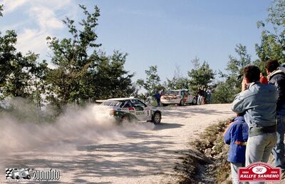 Bruno Thiry - Stéphane Prévot
36º Rallye San Remo - Rallye de Italia 1994. Ford Escort RS Cosworth (L 732 ONO). Clasificado 4º.

Al fondo podemos ver el Mitsubishi Lancer Evo II de Tommi Makinen - Seppo Harjanne, abandonó por la suspensión del coche en SS5 San Bartolomeo 2 de 29.92 km.

Del 9 al 13 de Octubre, Sanremo, Liguria, Imperia, Italia.
Superficie: asfalto - tierra.

El Rally tenia un total de 2160.40 km de los que 526.03 km divididos en 26 tramos eran especiales (una de ellas fue cancelada SS17 Roncola de 9.40 km).

Se inscribieron 94 equipos, tomaron la salida 92, finalizaron 40.

© Zoom Foto - Sergio Biancolli
@
Palabras clave: Bruno_Thiry;Sanremo;Italia;Ford;Escort;Cosworth;1994